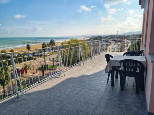 balcón con mesa y sillas y la playa en Locanda Cuore Di Mare -1, en Vasto