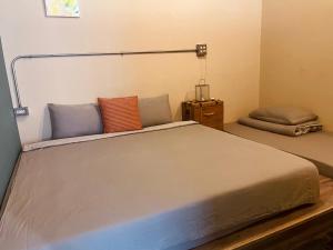 A bed or beds in a room at 米宿 Roomi House 台南老屋民宿