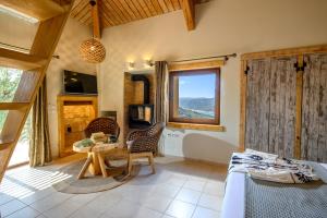 Televízia a/alebo spoločenská miestnosť v ubytovaní Country Hotel Velani