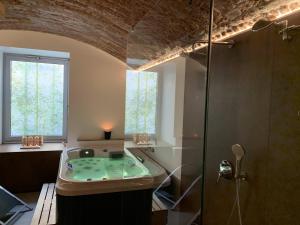 un bagno con lavandino e doccia di Design Merrion Hotel a Praga