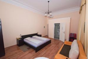 A bed or beds in a room at K+T Boardinghouse
