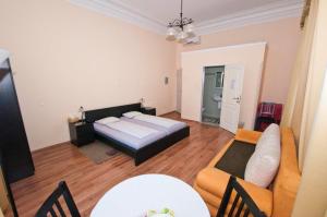 A bed or beds in a room at K+T Boardinghouse