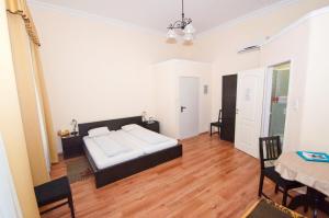 A bed or beds in a room at K+T Boardinghouse