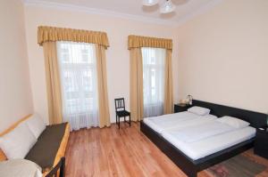 A bed or beds in a room at K+T Boardinghouse