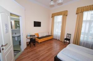 A bed or beds in a room at K+T Boardinghouse