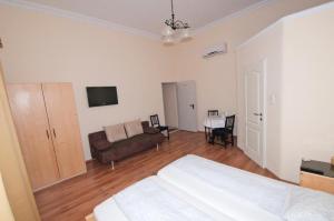 A bed or beds in a room at K+T Boardinghouse