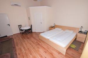 A bed or beds in a room at K+T Boardinghouse