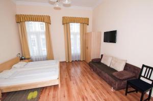 A bed or beds in a room at K+T Boardinghouse
