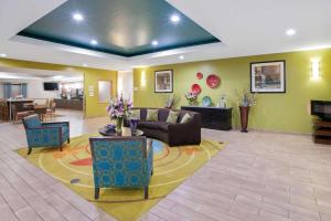 The lobby or reception area at La Quinta Inn and Suites by Wyndham Paris