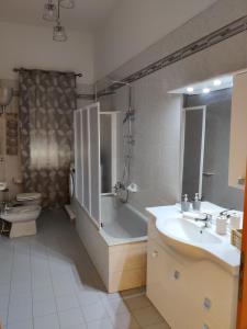 bagno con vasca, lavandino e servizi igienici di Planet casa vacanze a Montalbano Ionico