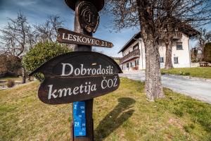 ein Zeichen für eine Türknauf-Kimmberfield-Spule in der Unterkunft Farm Stay Ana in Višnja Gora