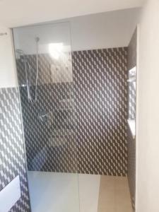 uma casa de banho com um chuveiro e uma porta de vidro em Hotel Gargallo em Siracusa