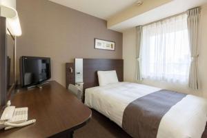 Tempat tidur dalam kamar di Comfort Hotel Yokohama Kannai