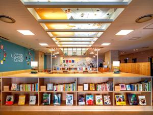 
a large library with many books on the shelves at Comfort Hotel Hakata in Fukuoka
