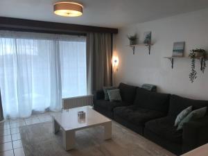 sala de estar con sofá y mesa de centro en Gezinsappartement - La Plage - Wenduine zeedijk, en Wenduine