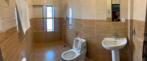 Hotel Sakura Durbarにあるバスルーム