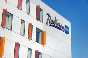Certifikát, hodnocení, plakát nebo jiný dokument vystavený v ubytování Radisson Blu Hotel Toulouse Airport