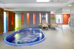 Bazén v ubytování Radisson Blu Hotel Toulouse Airport nebo v jeho okolí