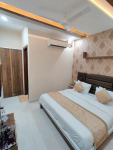 a bedroom with a large bed and a window at GUNTAS RESIDENCY in Amritsar