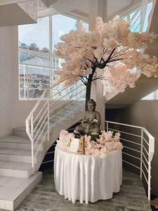 una mesa con un árbol en medio de una escalera en Narayana, en Loo