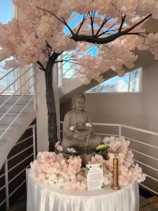 una estatua sentada en una mesa bajo un árbol en Narayana, en Loo