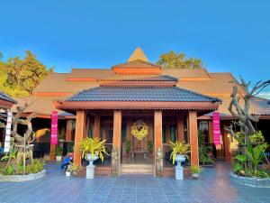 a large building with aitating at Khum Lanna Boutique Hotel in Si Sa Ket