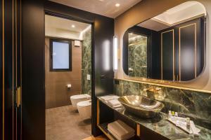 une salle de bain avec un lavabo et des toilettes dans l'établissement IBIZA ROOMs, à Logroño