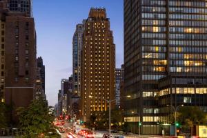 una strada cittadina con edifici alti di notte di The Beekman Tower, Trademark Collection by Wyndham a New York