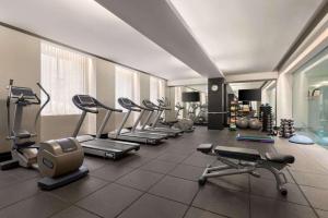 Fitness centrum a/nebo fitness zařízení v ubytování The Beekman Tower, Trademark Collection by Wyndham