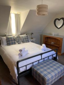 מיטה או מיטות בחדר ב-Rileys Cottage Nairn