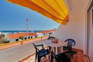 d'une table et de chaises sur un balcon avec vue. dans l'établissement Albufeira Ocean View by Homing, à Albufeira