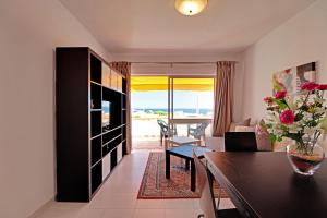 - un salon avec une table et une salle à manger dans l'établissement Albufeira Ocean View by Homing, à Albufeira