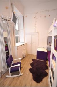 ein kleines Zimmer mit einem Etagenbett und einem Sofa in der Unterkunft Compact, central apartment, dog friendly. in Kingsbridge