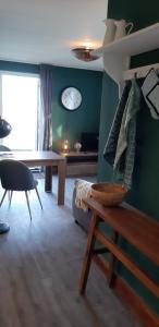 ein Wohnzimmer mit einem Tisch und einer Schüssel auf einer Bank in der Unterkunft Bij De Vuurtoren in Hollum