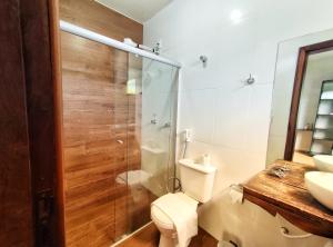 La salle de bains est pourvue d'une douche, de toilettes et d'un lavabo. dans l'établissement Pousada Villa Magna - Chalé Família, à Diamantina