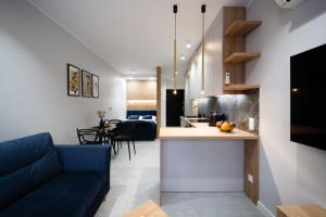 cocina y sala de estar con sofá azul en Apartament pod Szyndzielnią, en Bielsko-Biala