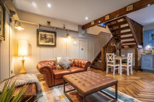 ロンドンデリーにあるSorley Boys Snugのリビングルーム(革製家具、階段付)