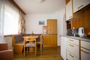 Kuchyň nebo kuchyňský kout v ubytování Haus Enzian