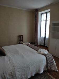 En eller flere senge i et værelse på Appartamento in centro Tollegno