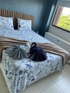 a bedroom with a bed with a swan on it at Barra Bali Resort - Barra de São Miguel - Alagoas in Barra de São Miguel