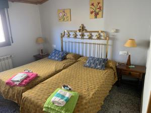 two beds sitting next to each other in a bedroom at Descanso, aire sano y buenos asados in Barahona
