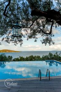Bazén v ubytování Yialasi Hotel nebo v jeho okolí