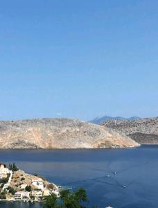 Blick auf einen großen Wasserkörper in der Unterkunft The Windmill in Symi