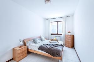una camera da letto con un letto e una finestra di Artemisia B1 Apartment by Wonderful Italy a Sirmione Altre 9 foto