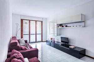 un soggiorno con due divani e una TV di Artemisia B1 Apartment by Wonderful Italy a Sirmione