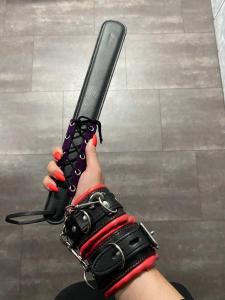 una persona que sostiene un arma en la mano en Sofa Boutique Hotel & SPA, en Sumy 103 fotos más