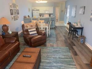 - un salon avec un canapé et une salle à manger dans l'établissement 3709 Champions sea Trail, à Sunset Beach
