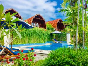 uma villa com piscina e um resort em Druwa Bali em Uluwatu