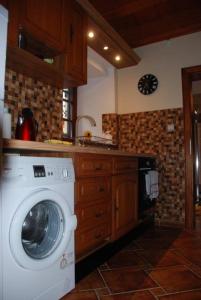 a kitchen with a washing machine in a kitchen at Štúdio na Ružovej in Banská Štiavnica