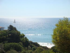 żaglówka w oceanie z aceanem w obiekcie Bicos S by Check-in Portugal w Albufeirze